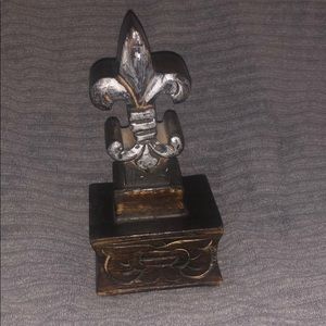 Fleur de lis statue